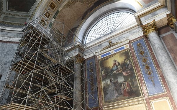 Megkezdődött az esztergomi bazilika homlokzatának felújítása