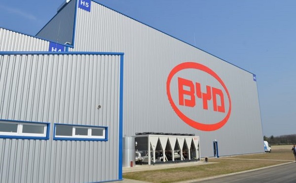 Elkészültek Komáromban az első elektromos buszok