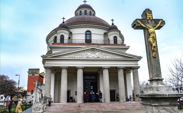 Átadták a felújított esztergomi kerektemplomot