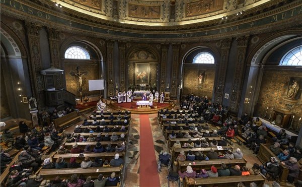 Átadták a felújított esztergomi kerektemplomot