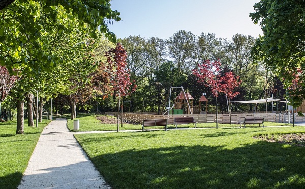 Átadták Tatán az Építők parkját