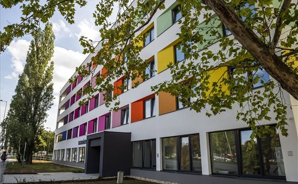 Átadták a kollégiummá alakított MÁV-szállót Tatabányán