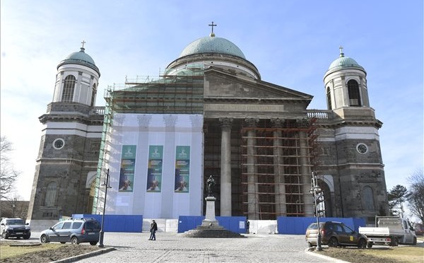 Megkezdődött az esztergomi bazilika homlokzatának felújítása