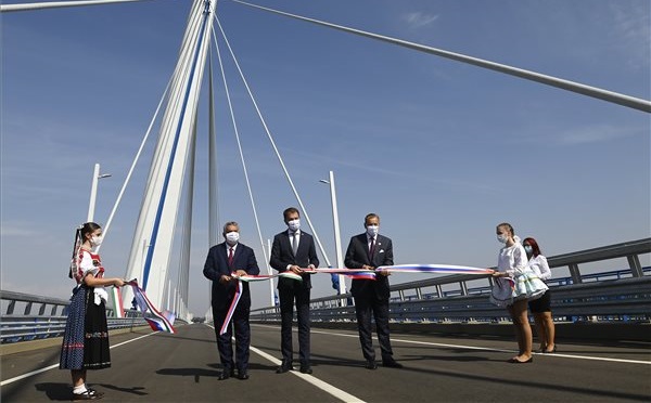 Átadták az új komáromi Duna-hidat