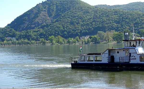 A STRABAG építi ki a Neszmély-Dunaradvány közötti komp magyar oldalát