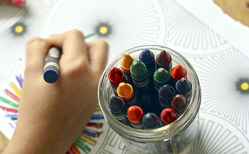 Tatabányai rendőr adta át a rajzpályázat nyerteseinek az ajándékokat 