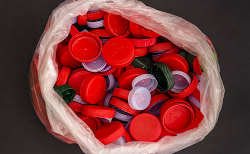 Kupakgyűjtő szívet helyeztek ki a Szent Borbála Kórház bejáratához Tatabányán 