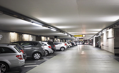 Új mélygarázst és jégpályát adtak át Tatabányán