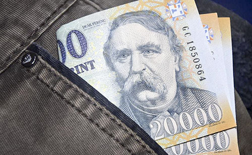 Júliustól állami támogatással vállalhatnak munkát a tatabányai diákok