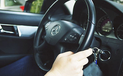 Tatabányán elektromos járművekkel újít a Magyar Posta 