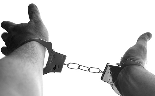 „Ott sem voltam” – Nyakon szúrta a barátját egy tatabányai nő 