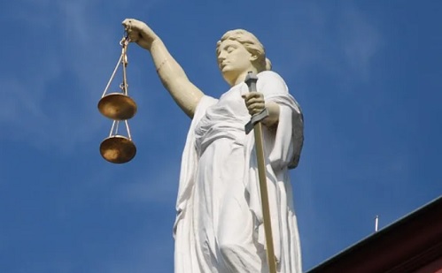 Durva ügy Tatabányán: befogadták, majd prostinak használták a lányt