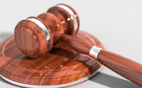 Megvert egy idős párt, mert nem adtak elsőbbséget – Elítélték Tatabányán