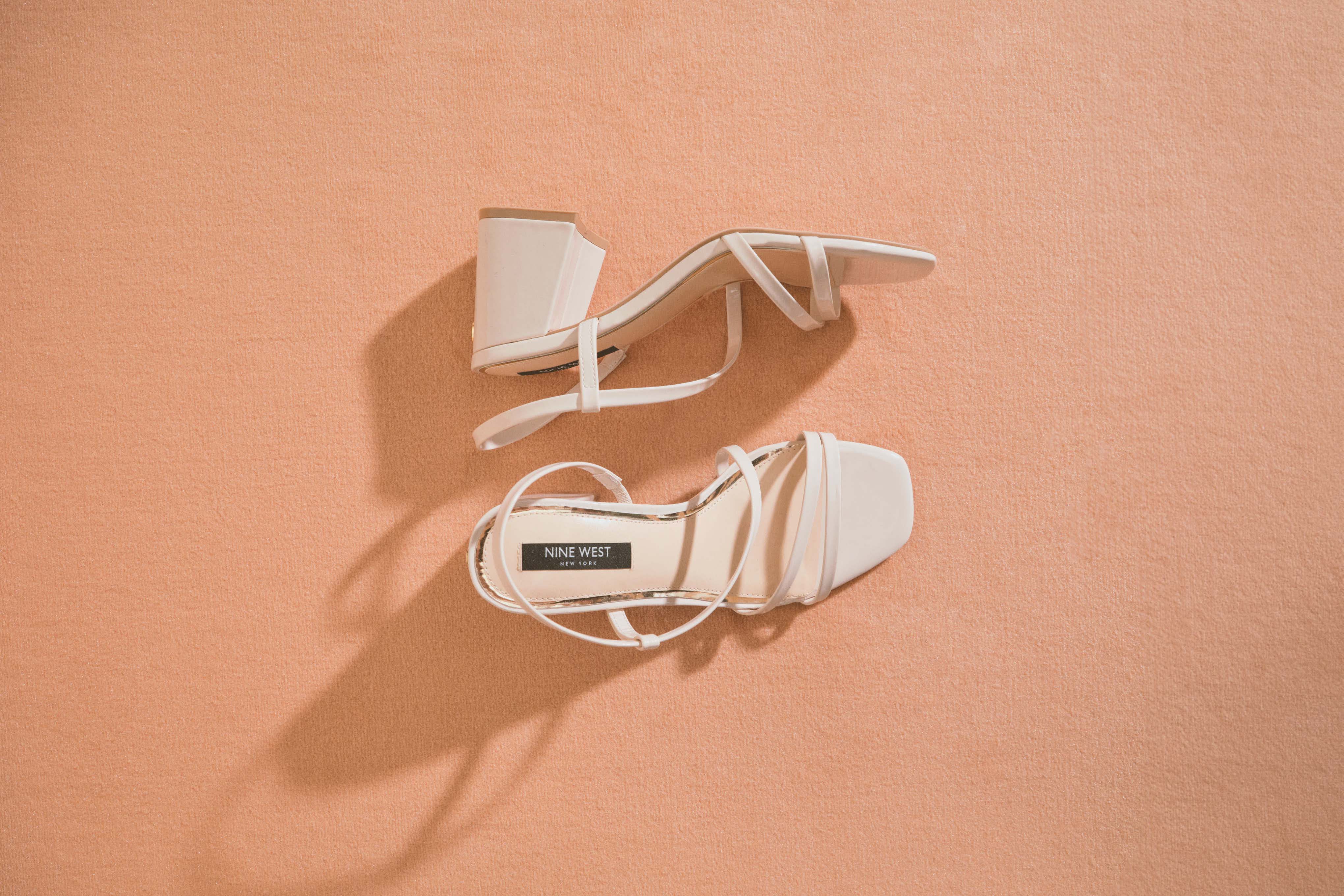 A magassarkú szandálok tényleg mindenhez passzolnak – de milyen színben?